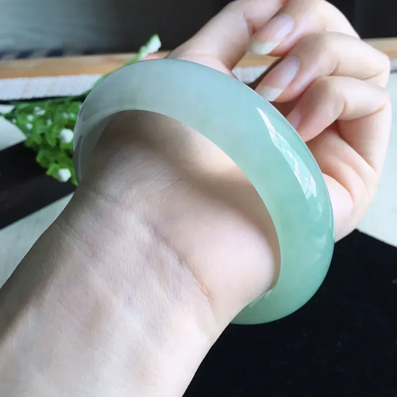 天然A货翡翠 【自然光实拍摄】莹润大圈口浅绿宽边手镯,圈口63.3mm 玉质细腻 版型宽边厚庄 佩戴效果清新淡雅，尺寸63.3*17.6*8.6mm