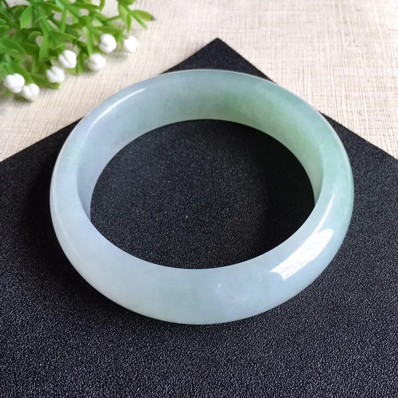 天然A货翡翠 【自然光实拍摄】莹润大圈口浅绿宽边手镯,圈口63.3mm 玉质细腻 版型宽边厚庄 佩戴效果清新淡雅，尺寸63.3*17.6*8.6mm