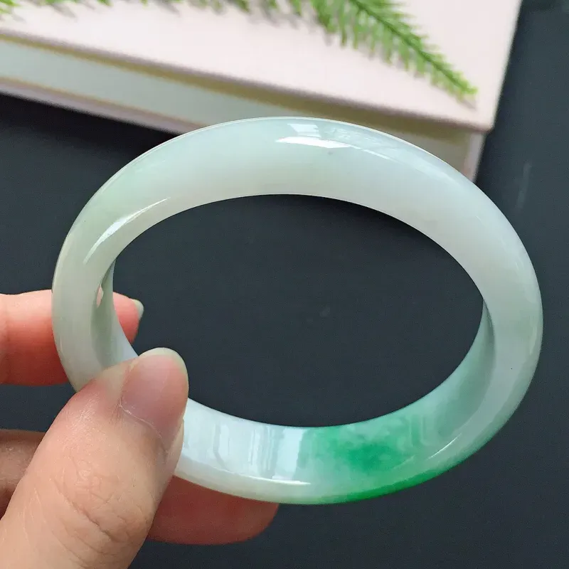 贵妃54mm，正圈52可戴，细糯种白底青飘辣绿小圈口翡翠手镯，玉质细腻，底子白润，颜色亮眼，碧绿明媚