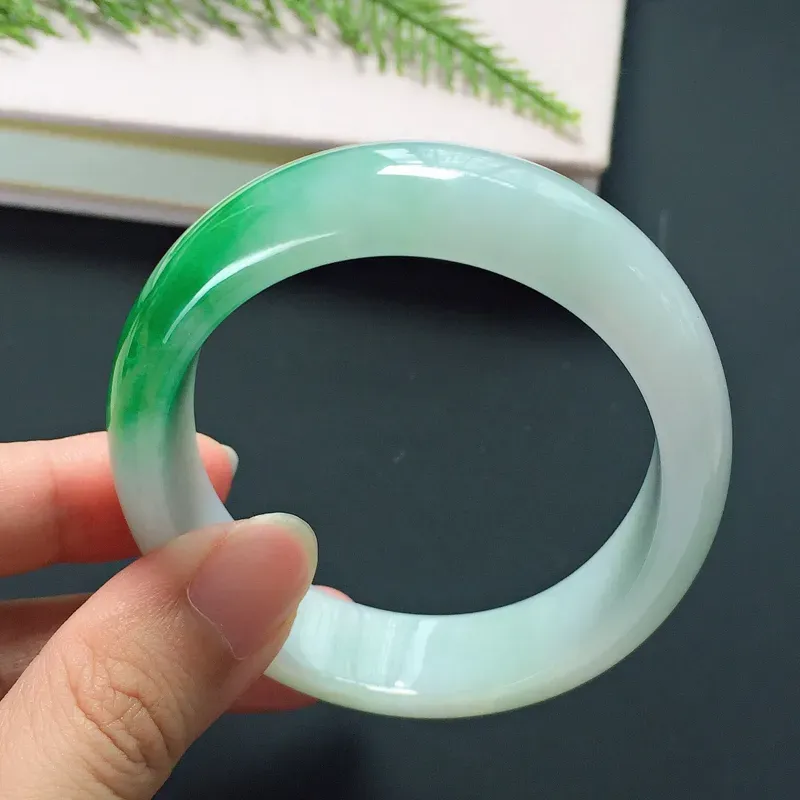 贵妃54mm，正圈52可戴，细糯种白底青飘辣绿小圈口翡翠手镯，玉质细腻，底子白润，颜色亮眼，碧绿明媚