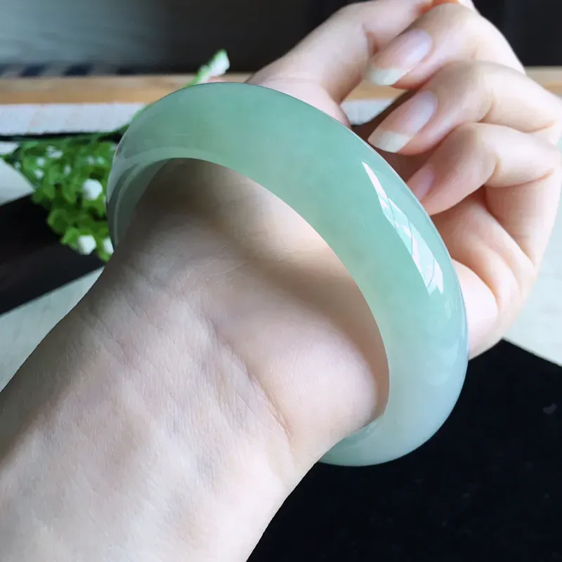 天然A货翡翠 【自然光实拍摄】莹润大圈口浅绿宽边手镯,圈口63.3mm 玉质细腻 版型宽边厚庄 佩戴效果清新淡雅，尺寸63.3*17.6*8.6mm