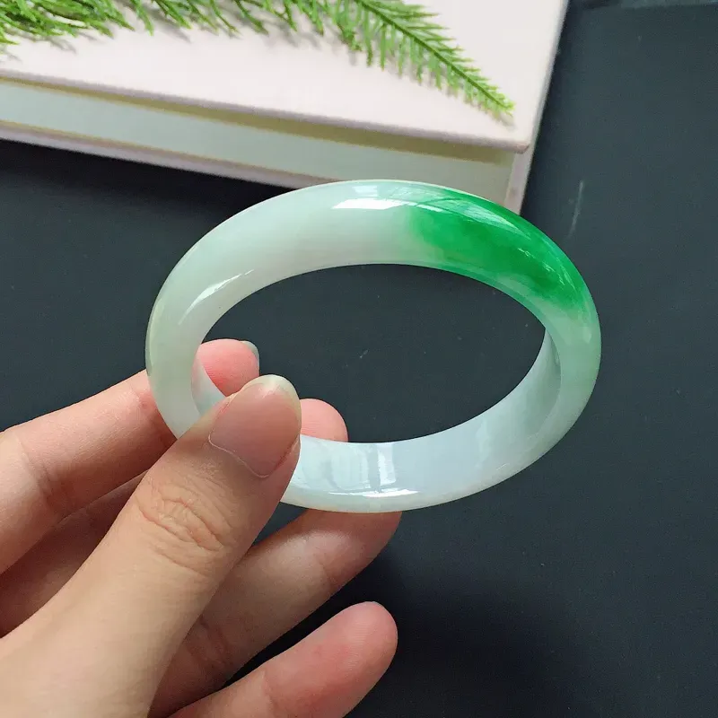 贵妃54mm，正圈52可戴，细糯种白底青飘辣绿小圈口翡翠手镯，玉质细腻，底子白润，颜色亮眼，碧绿明媚