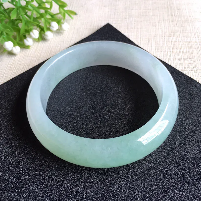 天然A货翡翠 【自然光实拍摄】莹润大圈口浅绿宽边手镯,圈口63.3mm 玉质细腻 版型宽边厚庄 佩戴效果清新淡雅，尺寸63.3*17.6*8.6mm