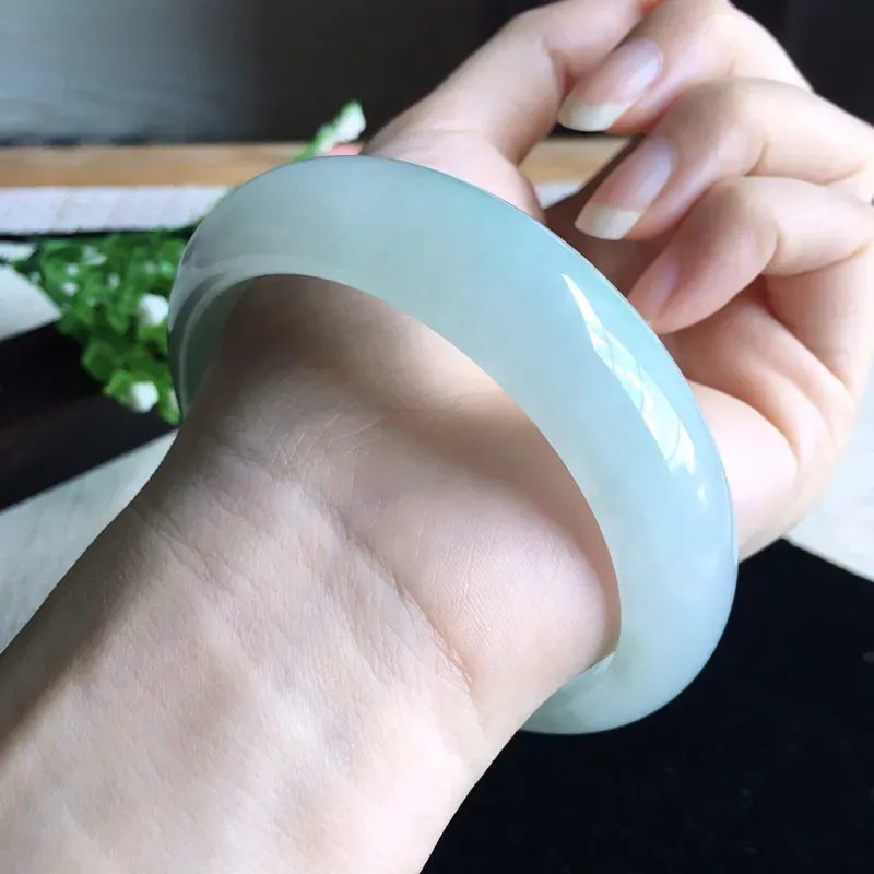天然A货翡翠 【自然光实拍摄】莹润大圈口浅绿宽边手镯,圈口63.3mm 玉质细腻 版型宽边厚庄 佩戴效果清新淡雅，尺寸63.3*17.6*8.6mm