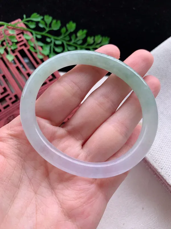 贵妃细圆条55圈口老坑浅绿缅甸天然翡翠a货手镯,尺寸55×46.7×6.