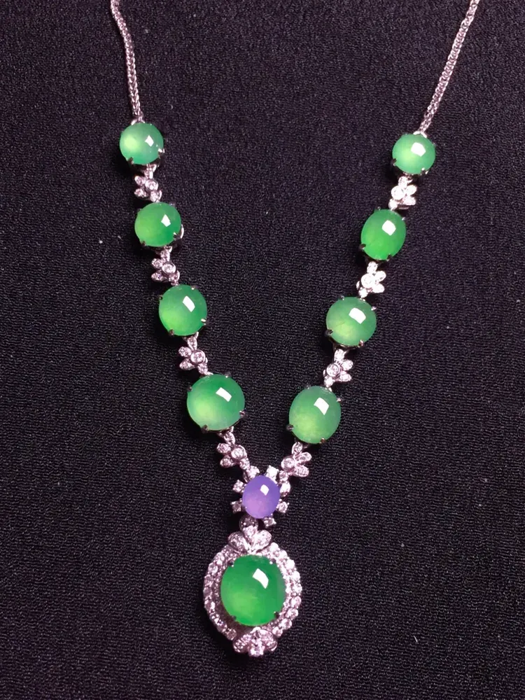 阳绿蛋面晚装项链,18k金豪华镶嵌,种水超好,玉质细腻.