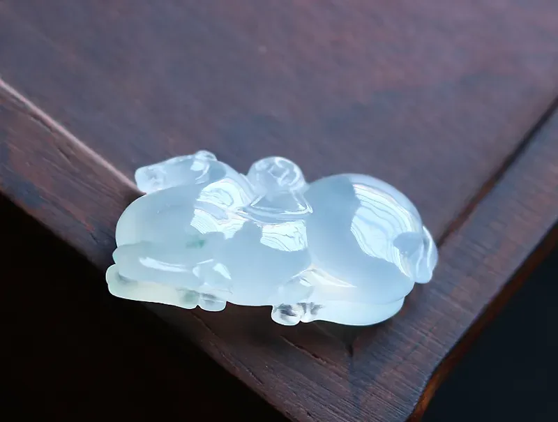 专拍链接～优选品质*揭阳精工冰种饱满纯美唐马，马上有钱，冰润肥美，厚实饱满，雕工精细，线条流畅，立体灵韵～自然光拍摄～尺寸规格：28.9*15.2*10.0（毫米）手工测量略有误差