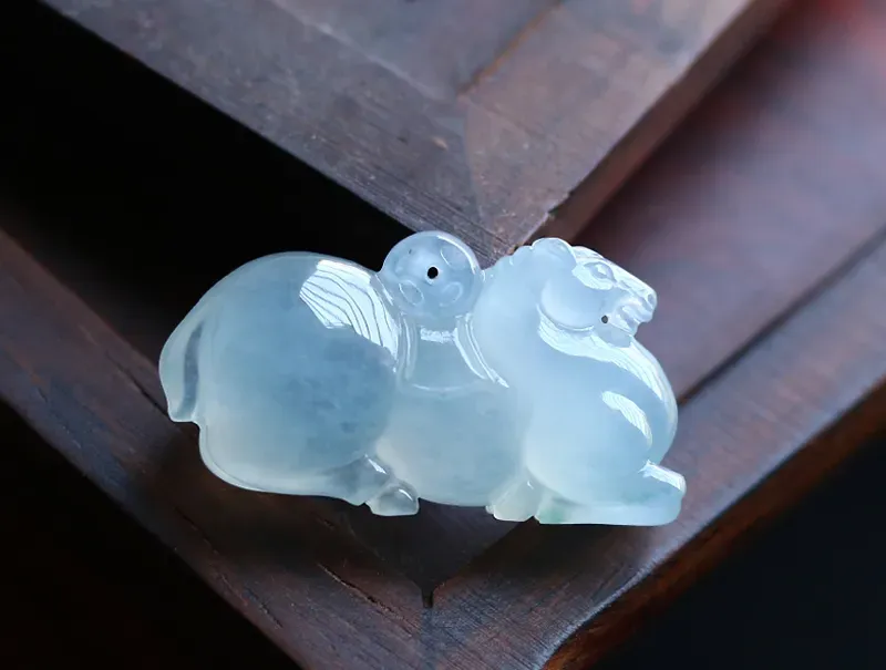 专拍链接～优选品质*揭阳精工冰种饱满纯美唐马，马上有钱，冰润肥美，厚实饱满，雕工精细，线条流畅，立体灵韵～自然光拍摄～尺寸规格：28.9*15.2*10.0（毫米）手工测量略有误差