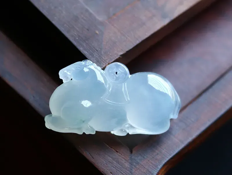 专拍链接～优选品质*揭阳精工冰种饱满纯美唐马，马上有钱，冰润肥美，厚实饱满，雕工精细，线条流畅，立体灵韵～自然光拍摄～尺寸规格：28.9*15.2*10.0（毫米）手工测量略有误差