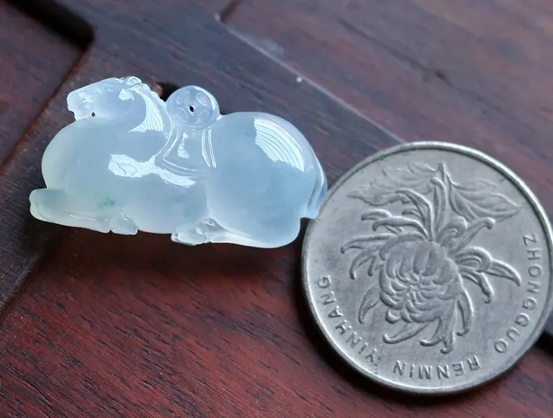 专拍链接～优选品质*揭阳精工冰种饱满纯美唐马，马上有钱，冰润肥美，厚实饱满，雕工精细，线条流畅，立体灵韵～自然光拍摄～尺寸规格：28.9*15.2*10.0（毫米）手工测量略有误差