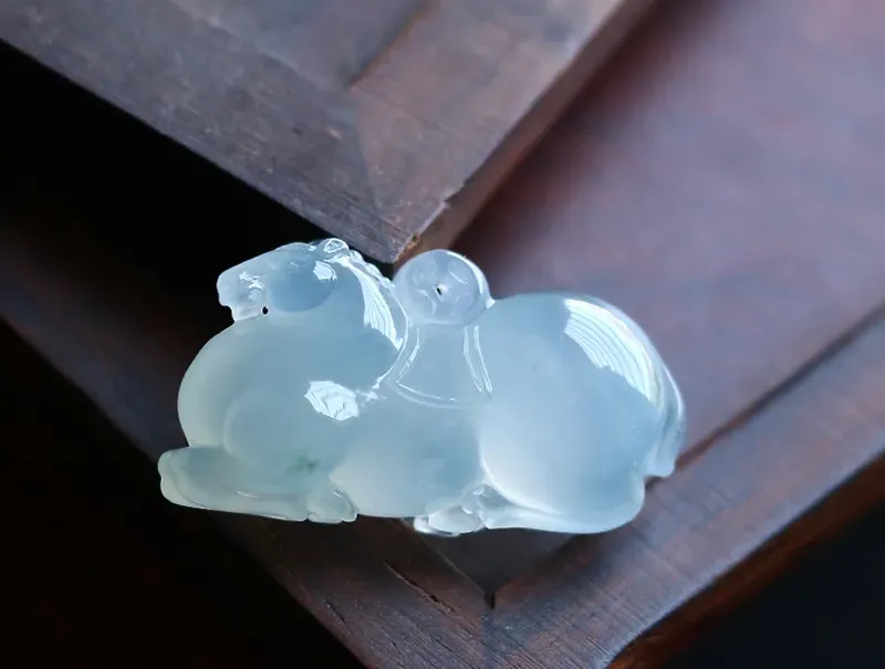 专拍链接～优选品质*揭阳精工冰种饱满纯美唐马，马上有钱，冰润肥美，厚实饱满，雕工精细，线条流畅，立体灵韵～自然光拍摄～尺寸规格：28.9*15.2*10.0（毫米）手工测量略有误差