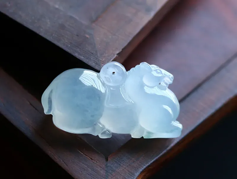 专拍链接～优选品质*揭阳精工冰种饱满纯美唐马，马上有钱，冰润肥美，厚实饱满，雕工精细，线条流畅，立体灵韵～自然光拍摄～尺寸规格：28.9*15.2*10.0（毫米）手工测量略有误差