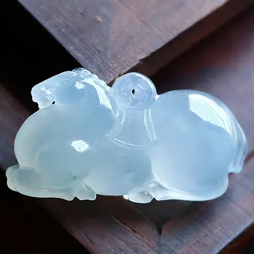 专拍链接～优选品质*揭阳精工冰种饱满纯美唐马，马上有钱，冰润肥美，厚实饱满，雕工精细，线条流畅，立体灵韵～自然光拍摄～尺寸规格：28.9*15.2*10.0（毫米）手工测量略有误差