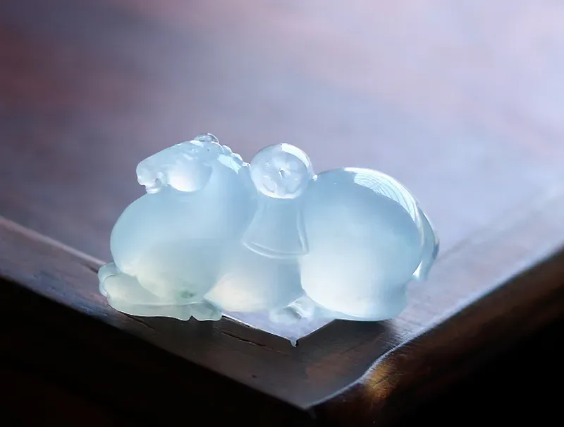 专拍链接～优选品质*揭阳精工冰种饱满纯美唐马，马上有钱，冰润肥美，厚实饱满，雕工精细，线条流畅，立体灵韵～自然光拍摄～尺寸规格：28.9*15.2*10.0（毫米）手工测量略有误差