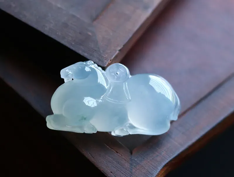 专拍链接～优选品质*揭阳精工冰种饱满纯美唐马，马上有钱，冰润肥美，厚实饱满，雕工精细，线条流畅，立体灵韵～自然光拍摄～尺寸规格：28.9*15.2*10.0（毫米）手工测量略有误差