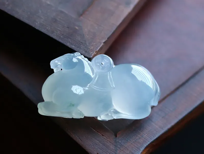 专拍链接～优选品质*揭阳精工冰种饱满纯美唐马，马上有钱，冰润肥美，厚实饱满，雕工精细，线条流畅，立体灵韵～自然光拍摄～尺寸规格：28.9*15.2*10.0（毫米）手工测量略有误差