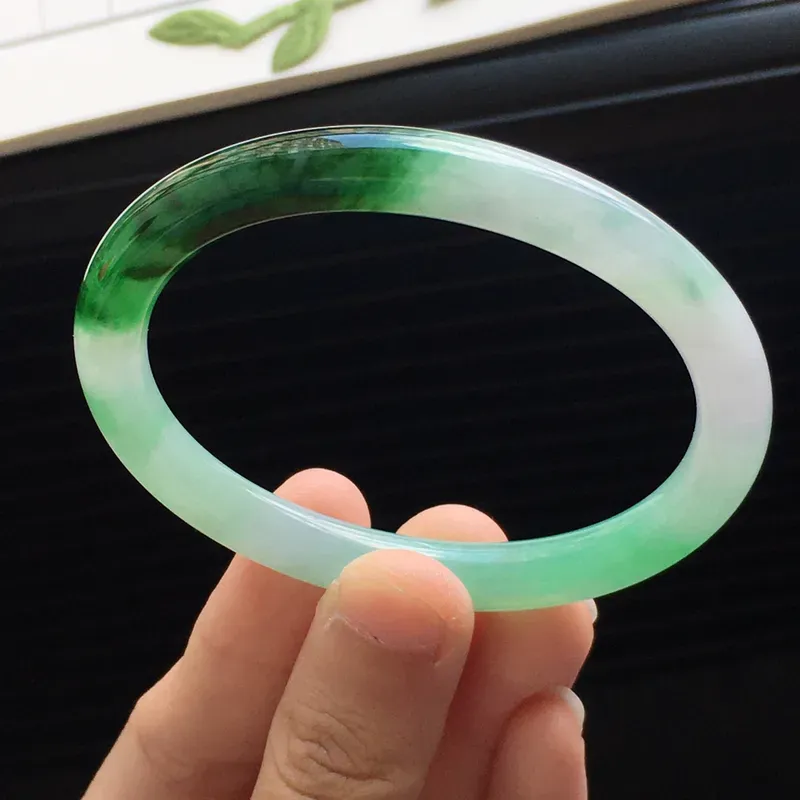 圆条:54mm老坑糯化种飘绿圆条手镯.尺寸:54*11mm.天然翡翠a货.