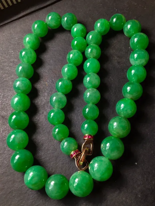 绿珠链，水头足，色泽艳丽，水头足，无纹裂，裸石尺寸11.7/15共42个