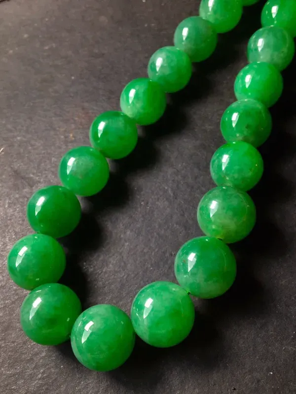 绿珠链，水头足，色泽艳丽，水头足，无纹裂，裸石尺寸11.7/15共42个