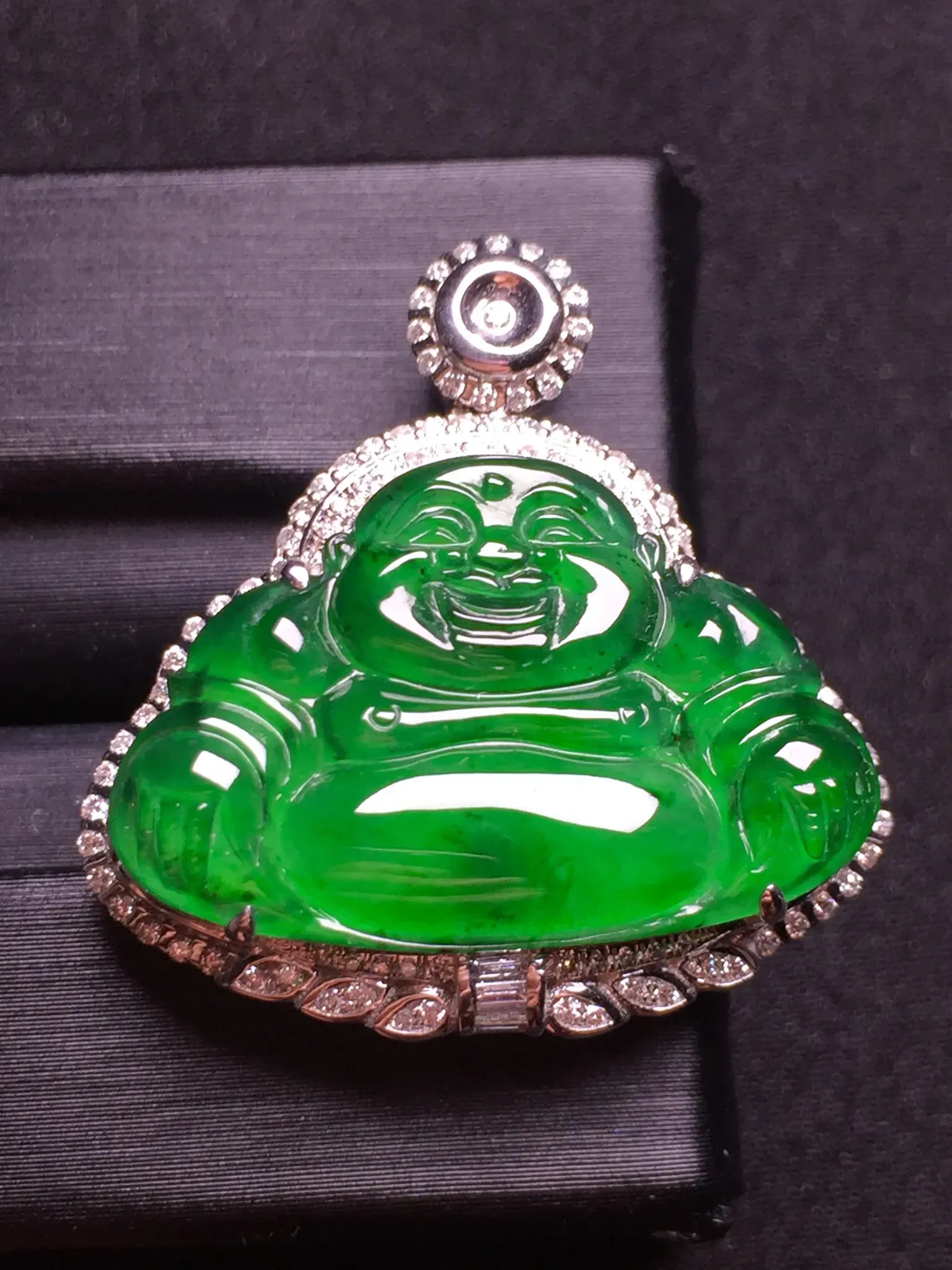 满绿佛公吊坠,18k金豪华镶嵌,种水超好,玉质细腻.