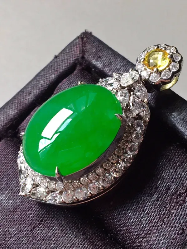 高端精品老坑冰种满绿色翡翠如意吊坠,18k金钻豪华镶嵌而成,品相很好