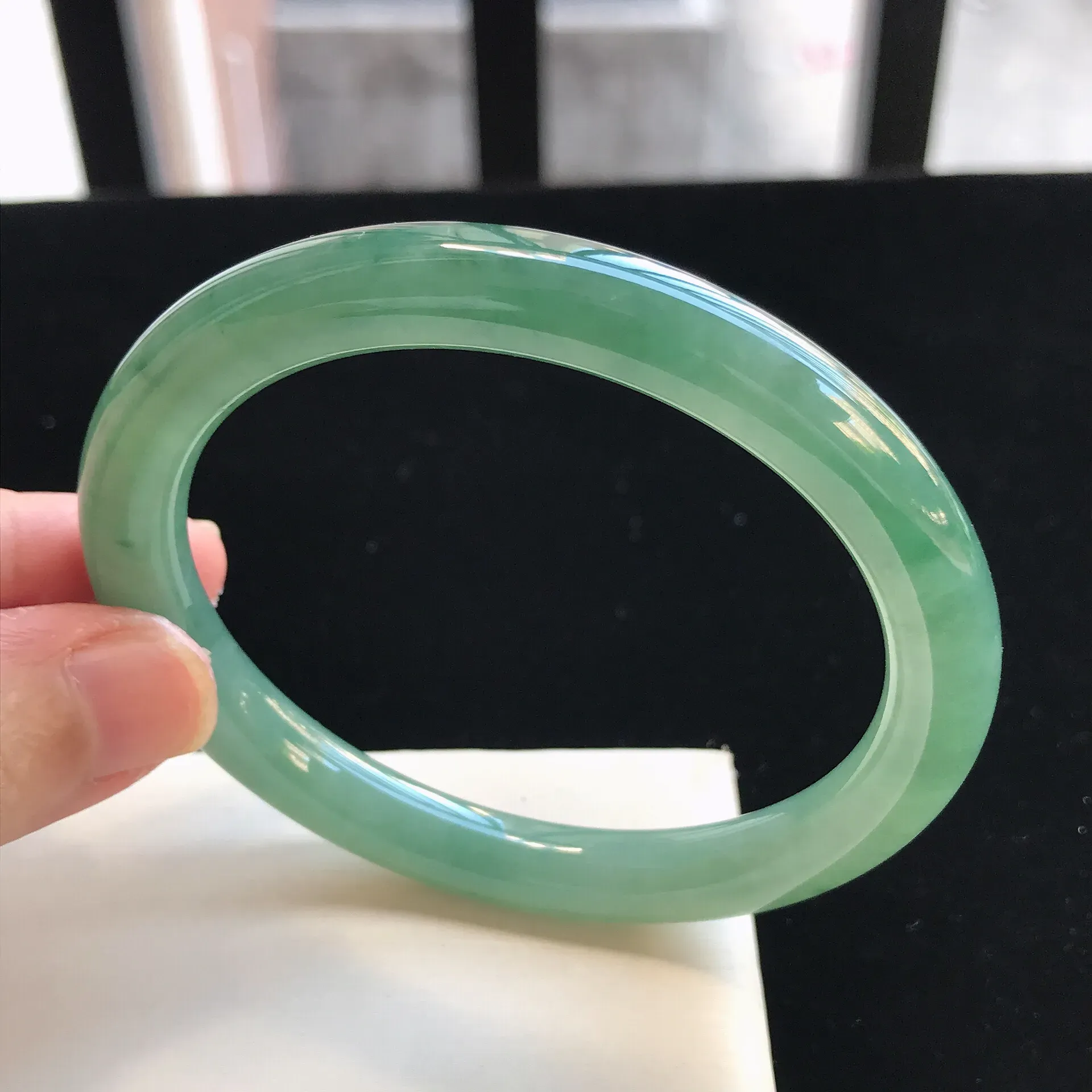 55圈口,飘绿圆条手镯,色彩灿烂光泽,绿意盎然,无纹裂.圈口55.1-11.