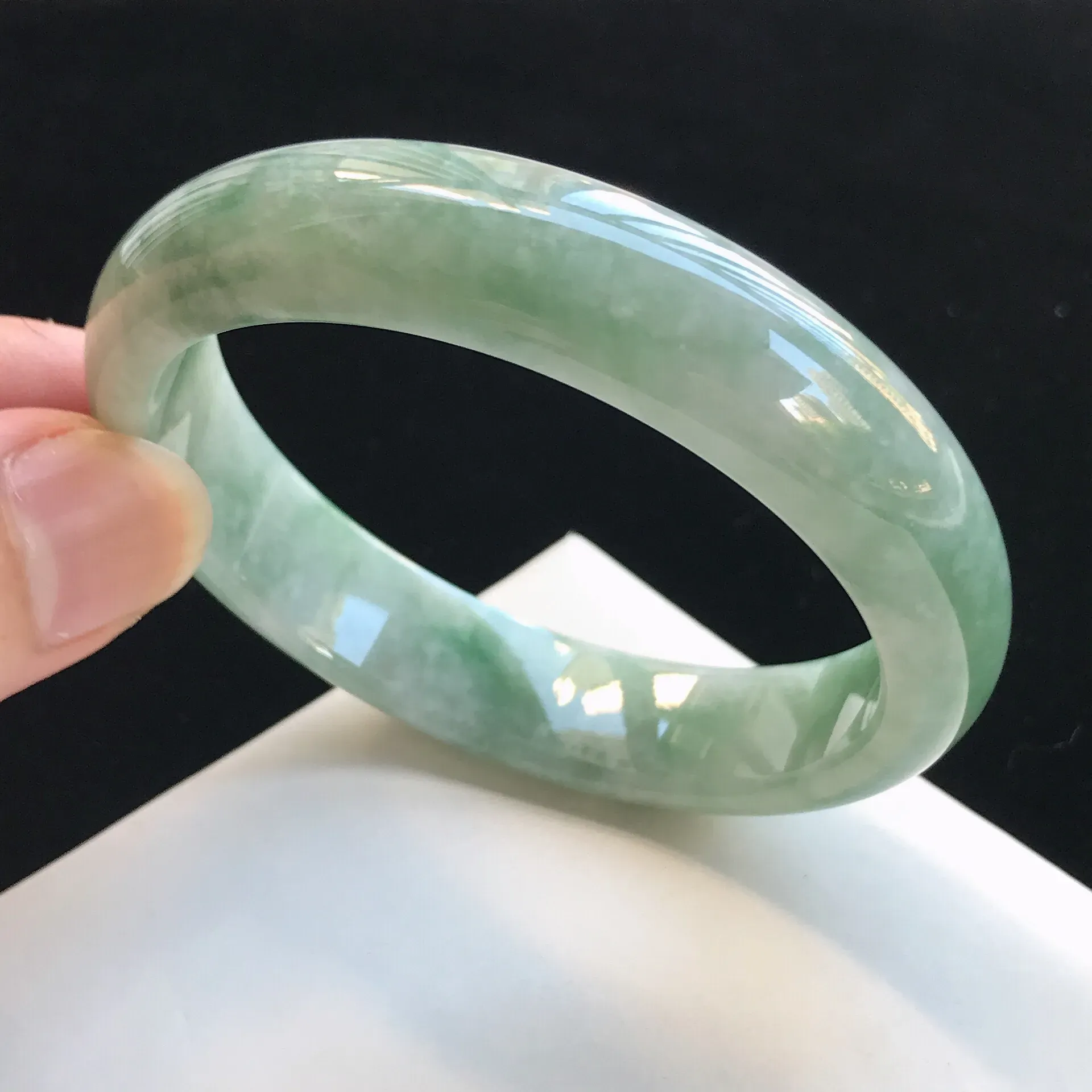 飘绿圆条手镯,质地细腻