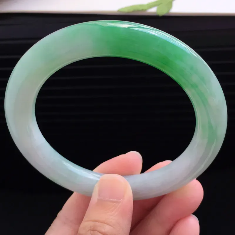 飘阳绿圆条手镯 内径:59.2mm 天然a货翡翠手镯 玉质细腻温润 种水好