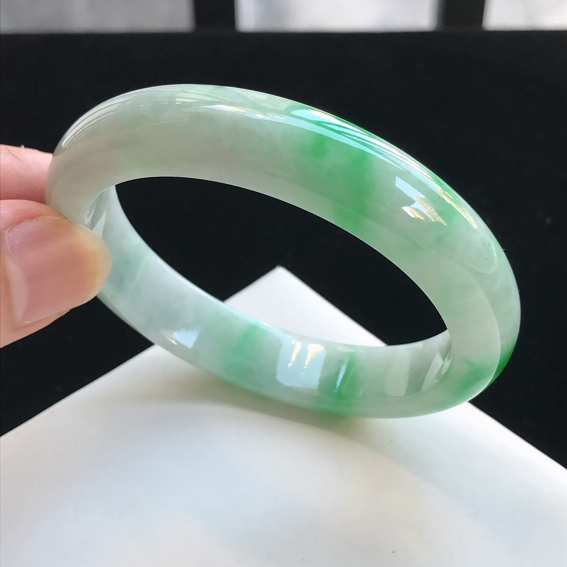 7圈口 翡翠莹润飘阳绿正装手镯 a110玉质细腻,底子清爽,韵味十足,尺寸