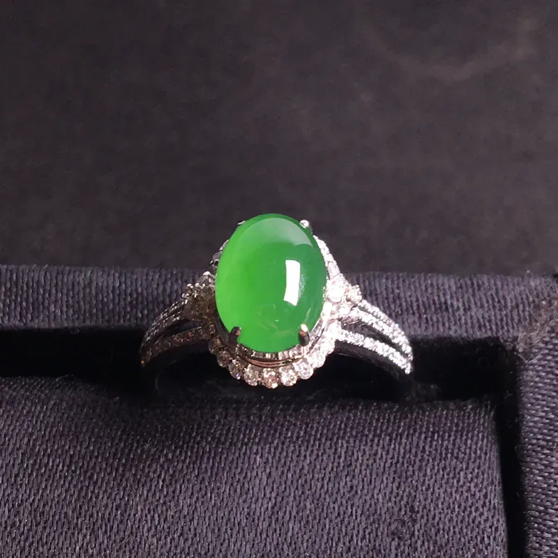 精品翡翠18k镶嵌伴钻戒指,玉质莹润,佩戴效果更美,尺寸:内径:17.