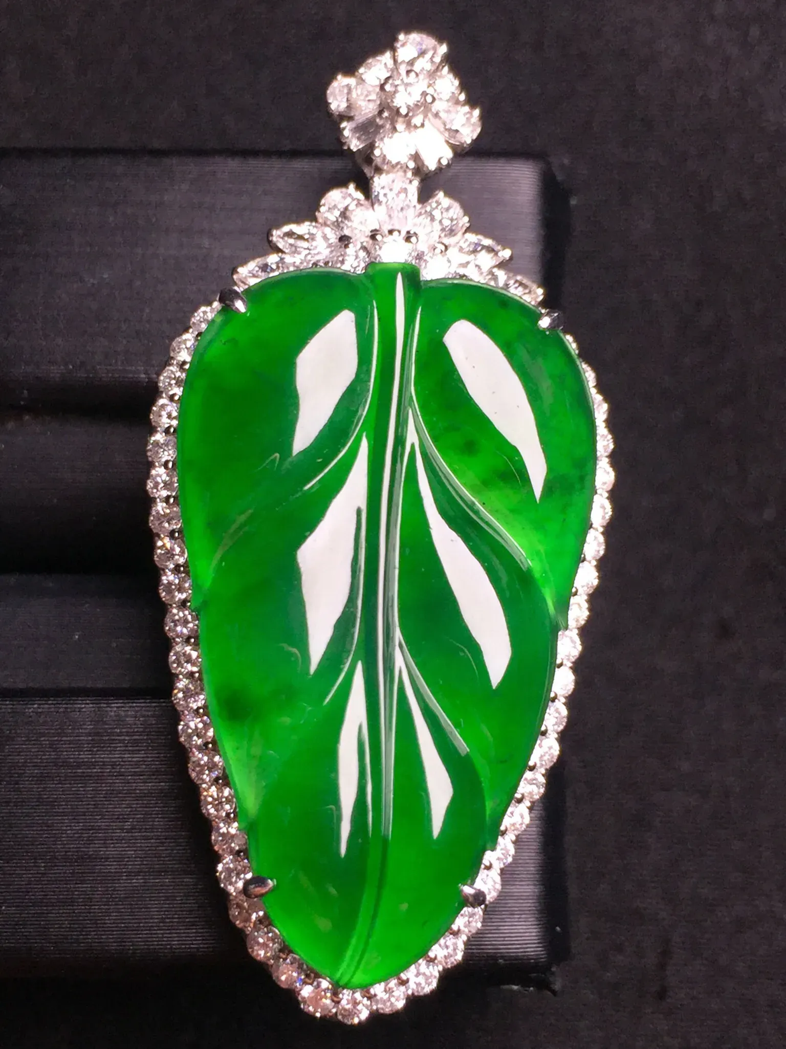 满绿玉叶吊坠,18k金豪华镶嵌,种水超好,玉质细腻.