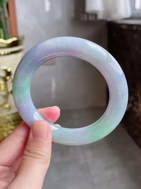 春带彩圆条手镯,自然光实拍,缅甸a货翡翠,种水好,玉质细腻,颜色艳丽