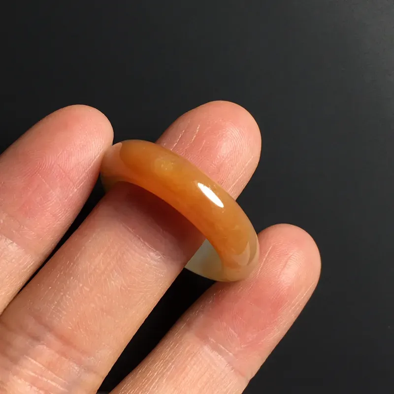 糯化种黄翡指环 外径26宽5.5厚4毫米 内直径18毫米 水润细腻 色泽红润
