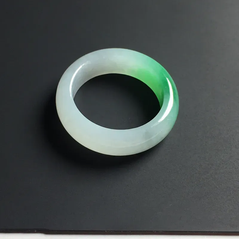 糯化种带色指环 外径24宽5.5厚3毫米 内直径18毫米 水润细腻 翠色艳丽