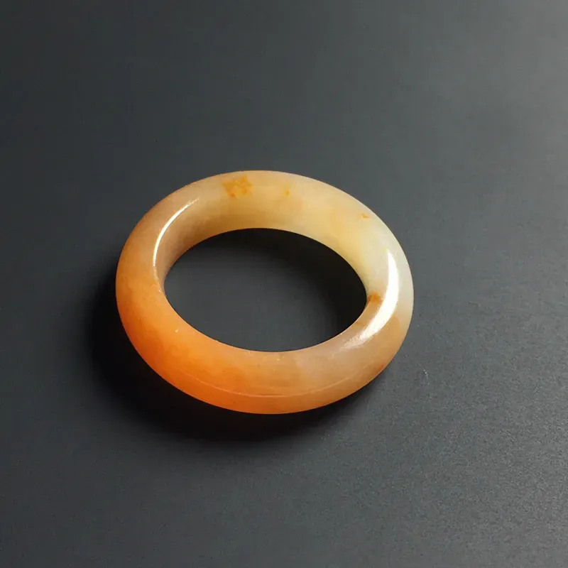 糯化种黄翡指环 外径27宽5.5厚4毫米 内直径19毫米 水润细腻 色泽红润