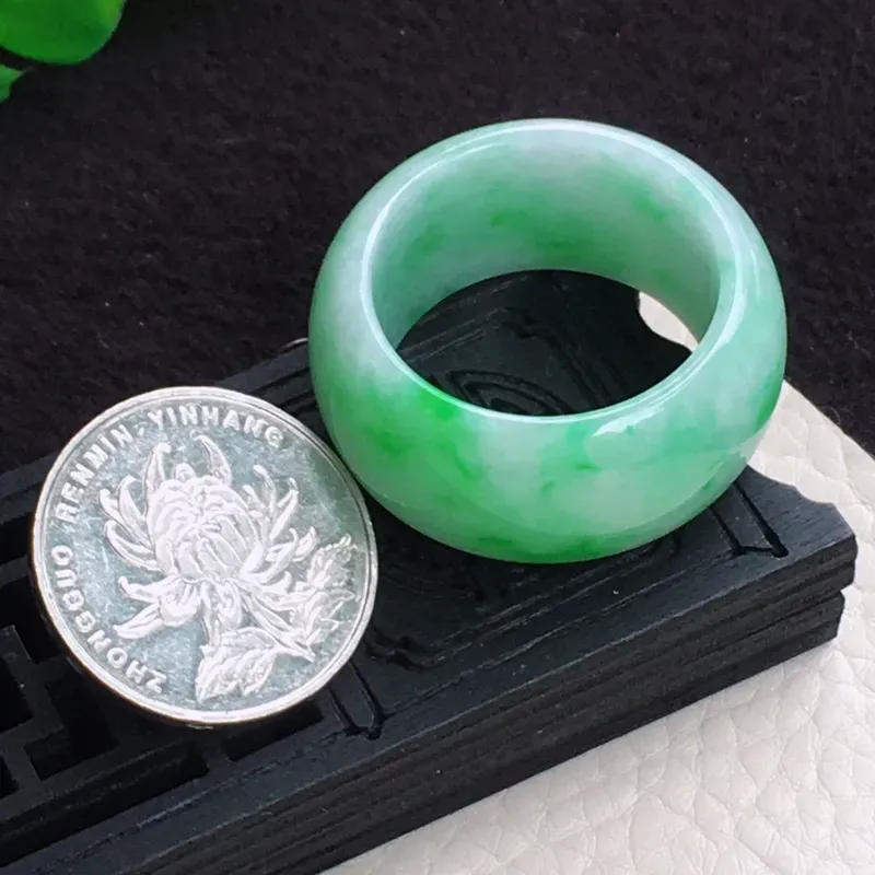 24.3mm内径指环，飘阳绿老种水润大扳指，种老水足，圆润大气，白底青，尺寸24.3*15.3*5mm