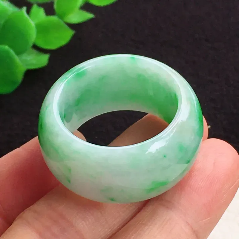 24.3mm内径指环，飘阳绿老种水润大扳指，种老水足，圆润大气，白底青，尺寸24.3*15.3*5mm