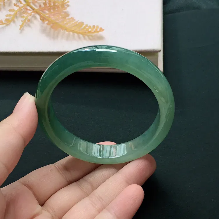 正圈55.4mm，糯化种飘色手镯，底子细润，韵味十足