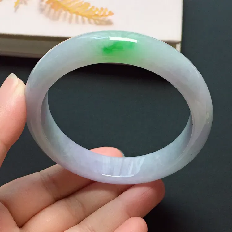 正圈57.4mm，糯化种春彩手镯，底子细腻，清新甜美