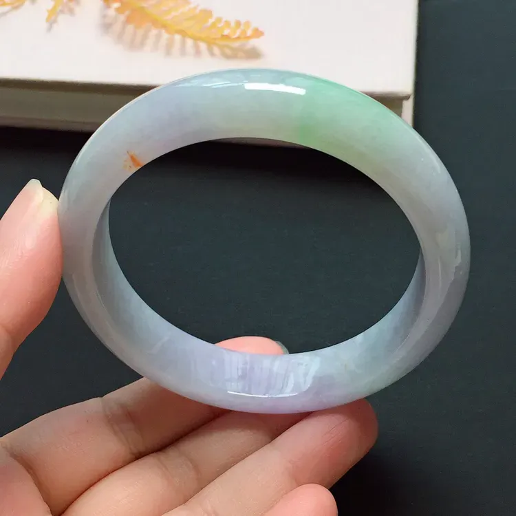 正圈57.4mm，糯化种春彩手镯，底子细腻，清新甜美