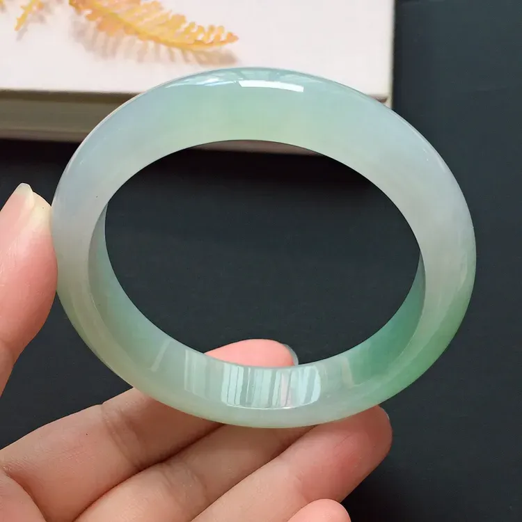 正圈55.7mm，冰糯种淡绿手镯，水润质地， 清雅迷人