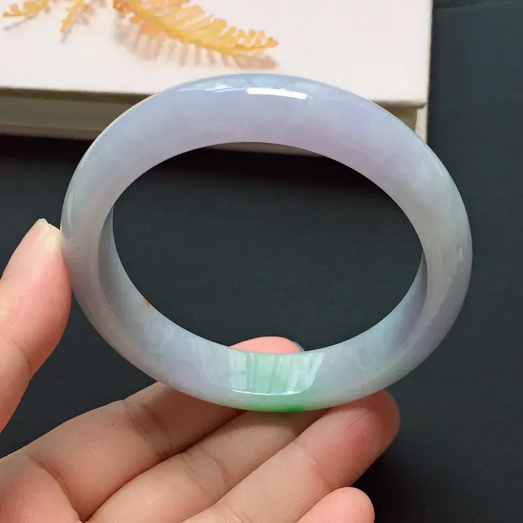 正圈57.4mm，糯化种春彩手镯，底子细腻，清新甜美