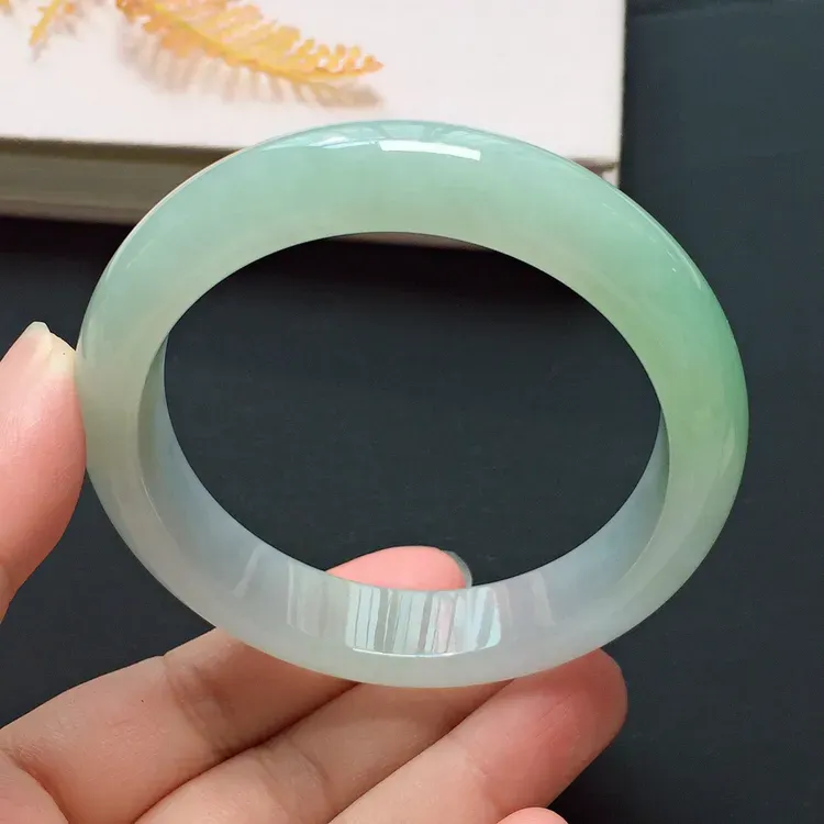 正圈55.7mm，冰糯种淡绿手镯，水润质地， 清雅迷人