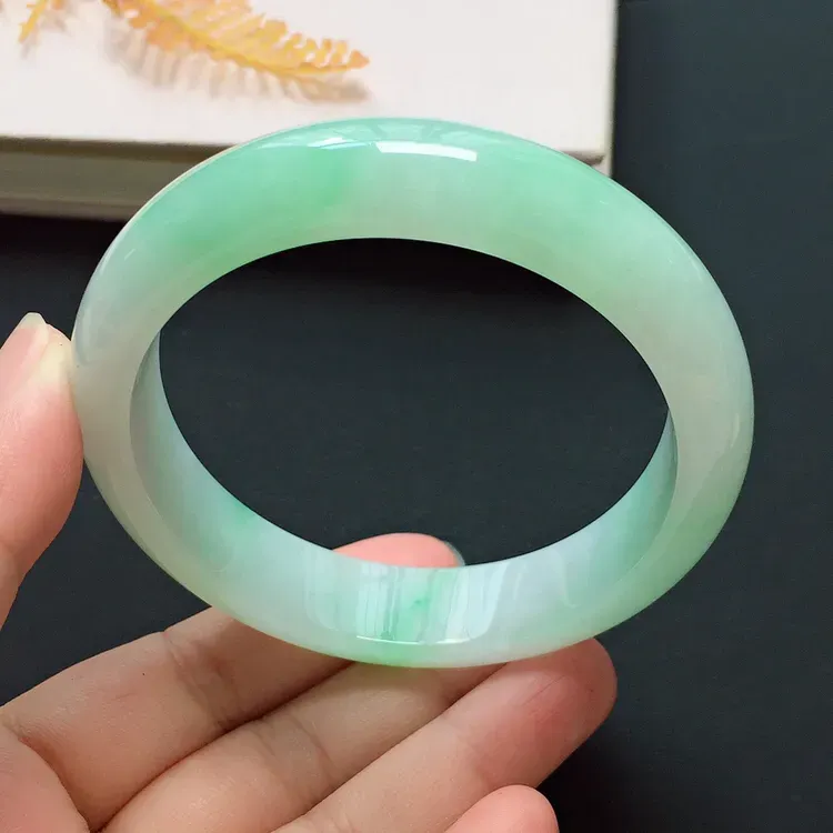 正圈58mm，糯化种飘绿手镯，底子细腻，清新贵气
