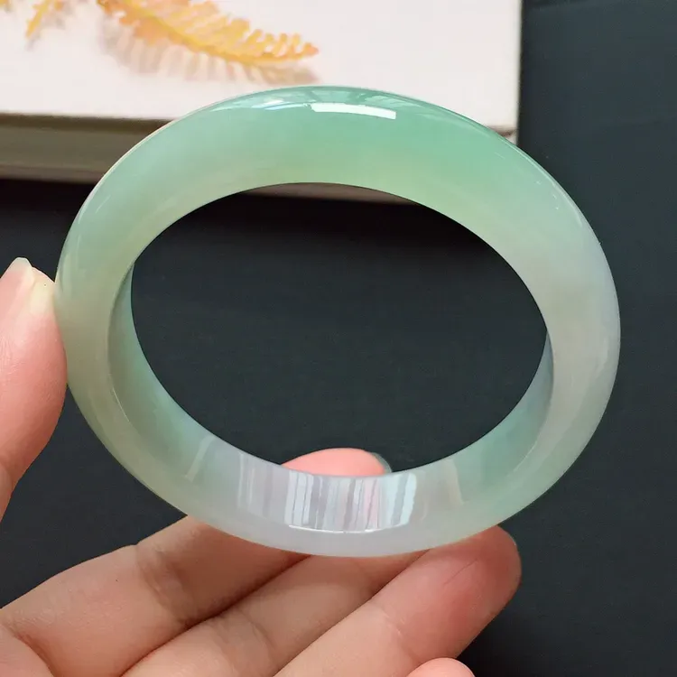 正圈55.7mm，冰糯种淡绿手镯，水润质地， 清雅迷人