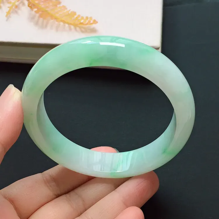 正圈58mm，糯化种飘绿手镯，底子细腻，清新贵气
