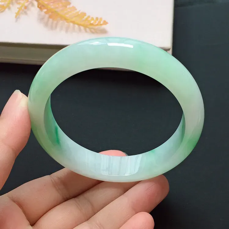 正圈58mm，糯化种飘绿手镯，底子细腻，清新贵气