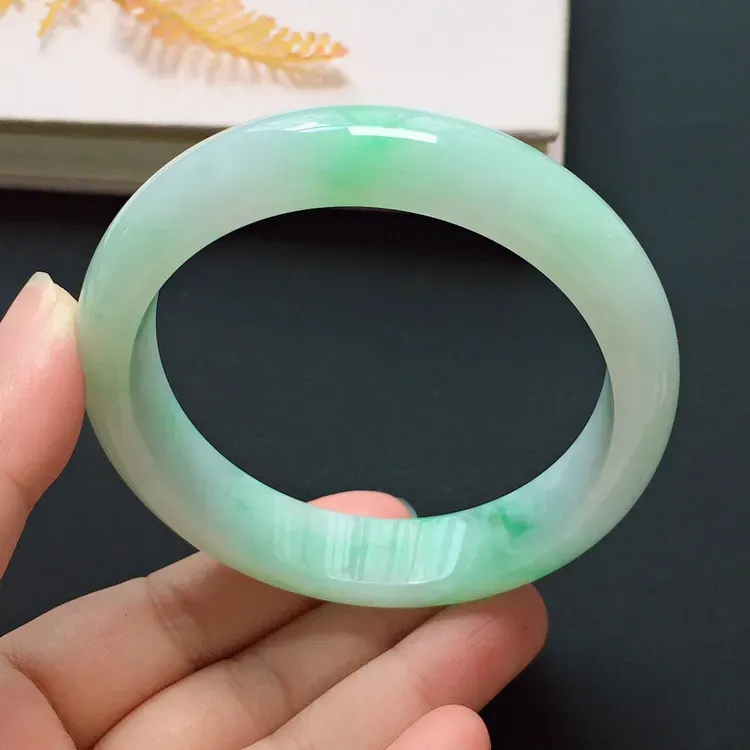 正圈58mm，糯化种飘绿手镯，底子细腻，清新贵气