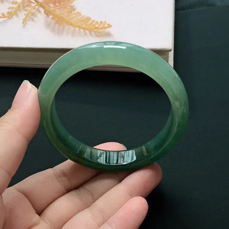 正圈55.4mm，糯化种飘色手镯，底子细润，韵味十足
