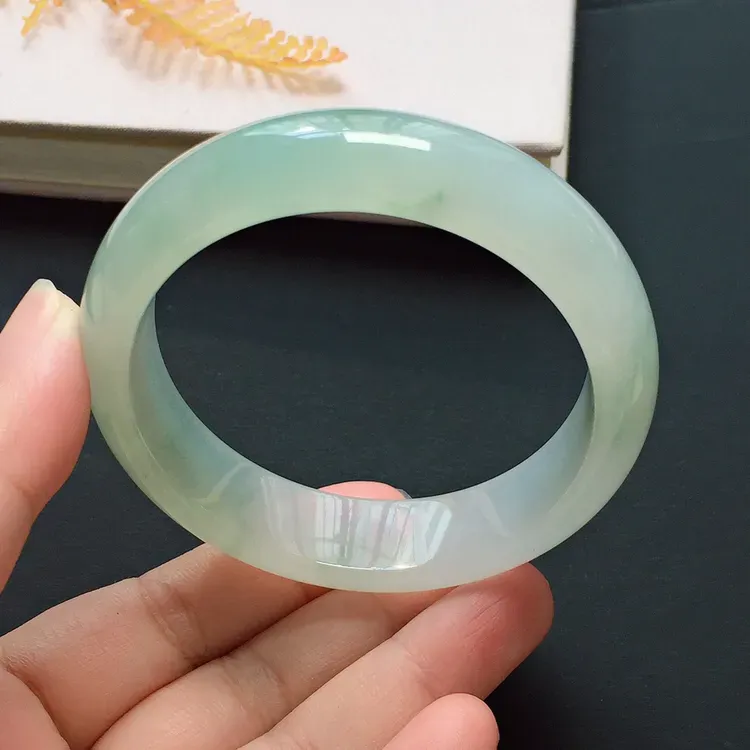 正圈54.3mm，冰种飘花手镯，冰润起胶，优雅端庄